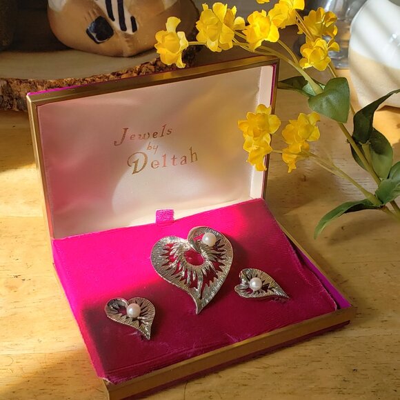 Jewels by Deltah Silver Tone Set of Heat Brooch and Clip On Earrings - Picture 1 of 7